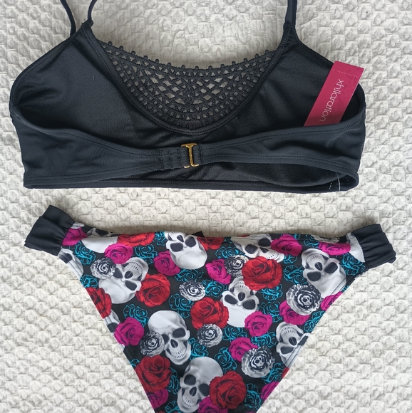 Bikini - Picture 3 of 7